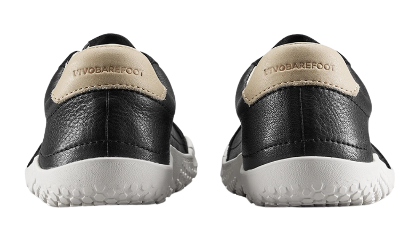 Barfußschuh mit Schnürung, breite Zehenbox, flexible Sohle, geschlossener Fersenbereich, Rückansicht als Paar