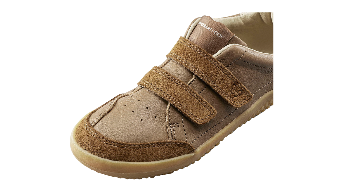 Barfußschuh für Kinder mit zwei Klettverschlüssen, breiter Zehenbox und geschlossenem Fersenbereich, Detailansicht Zehenbox und Klettverschlüsse