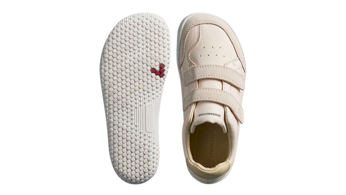 Barfußschuh für Kinder mit zwei Klettverschlüssen, breiter Zehenbox und geschlossenem Fersenbereich, Ansicht von unten und Draufsicht, als Paar