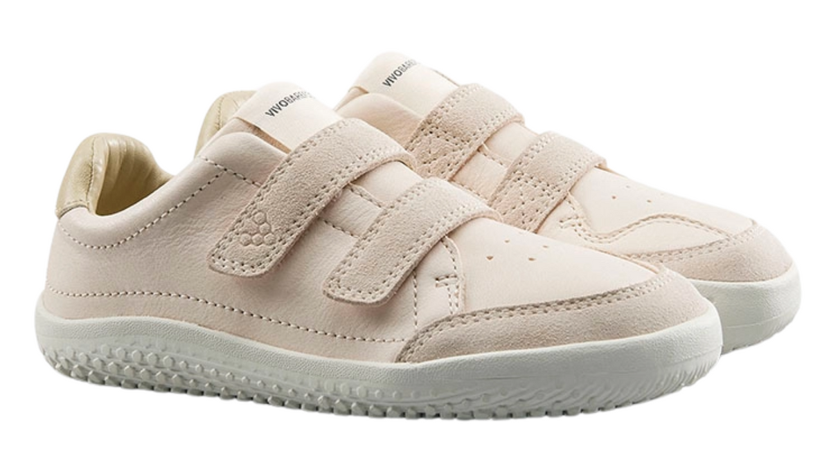 Barfußschuh für Kinder mit zwei Klettverschlüssen, breiter Zehenbox und geschlossenem Fersenbereich, schräge Vorderansicht als Paar