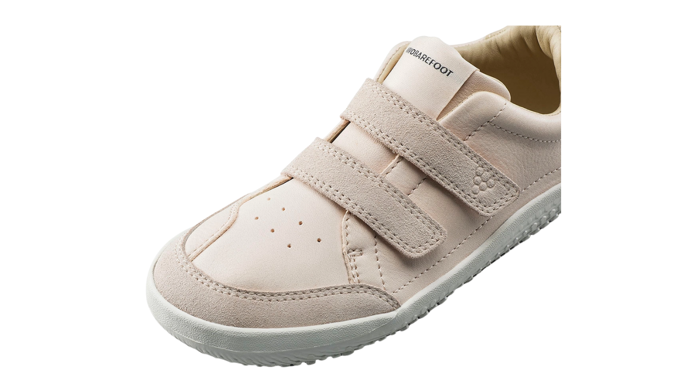 Barfußschuh für Kinder mit zwei Klettverschlüssen, breiter Zehenbox und geschlossenem Fersenbereich, schräge Vorderansicht