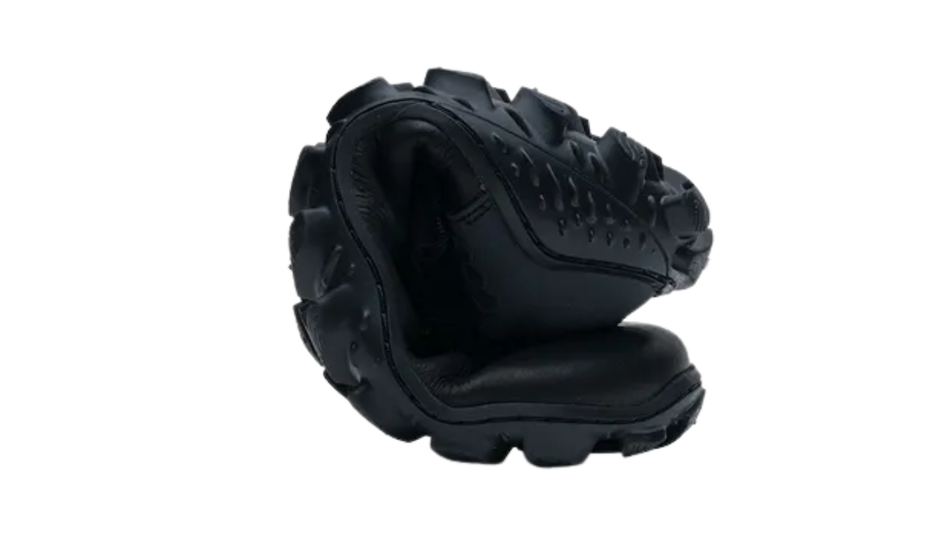 Barfußstiefel für Erwachsene mit Schnürung, breiter Zehenbox und geschlossenem Schaft, zusammengerollt