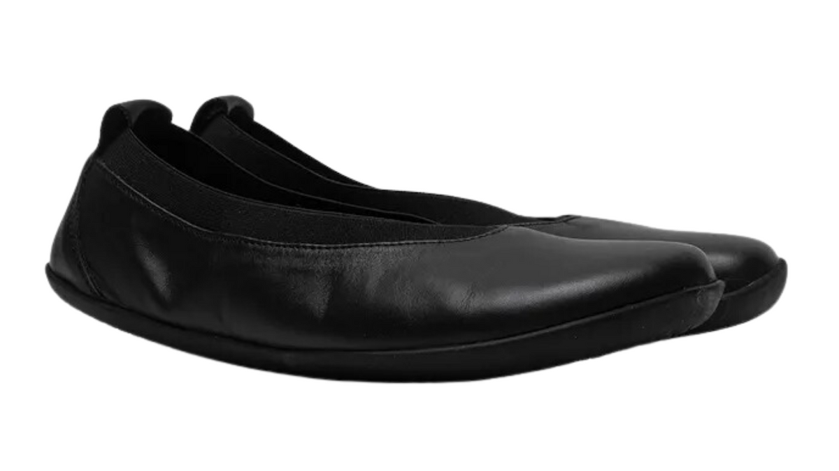 Barfußschuh für Erwachsene ohne Verschluss mit breiter Zehenbox und geschlossenem Fersenbereich, schräge Vorderansicht als Paar