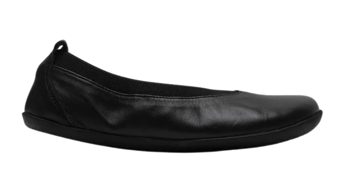 Barfußschuh für Erwachsene ohne Verschluss mit breiter Zehenbox und geschlossenem Fersenbereich, Seitenansicht außen