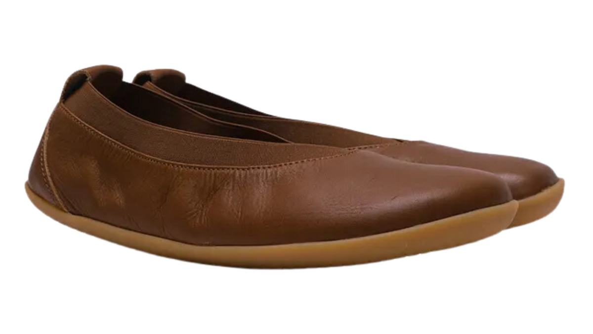 Barfußschuh für Erwachsene ohne Verschluss mit breiter Zehenbox und geschlossenem Fersenbereich, schräge Vorderansicht