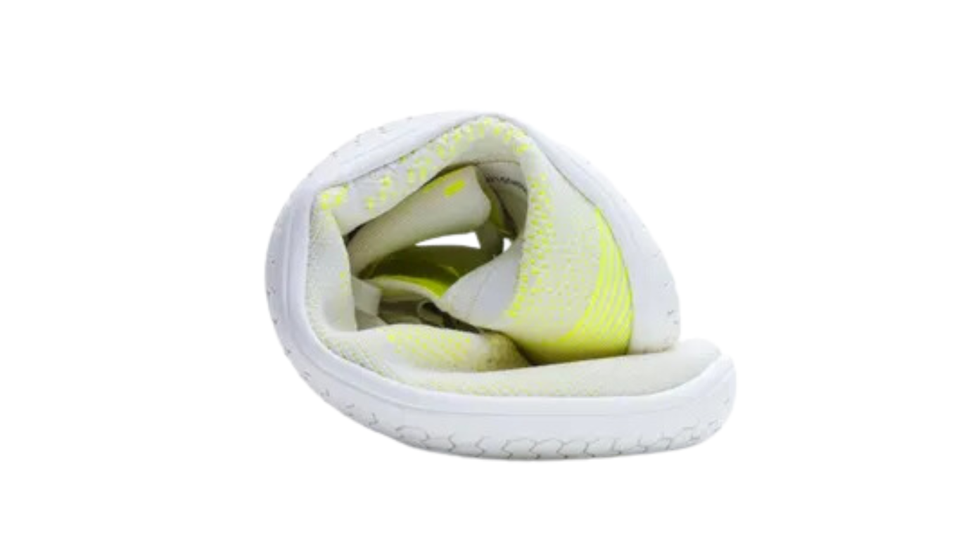 Barfußschuh mit Schnürung, breite Zehenbox, flexible Sohle, geschlossener Fersenbereich, zusammengerollt