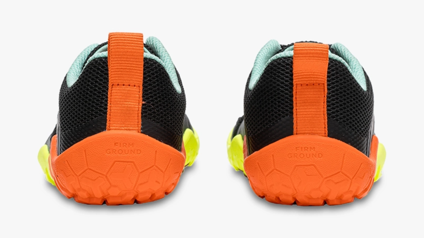 Barfußschuh für Kinder mit Schnellverschluss, breiter Zehenbox und geschlossenem Fersenbereich, Rückansicht als Paar