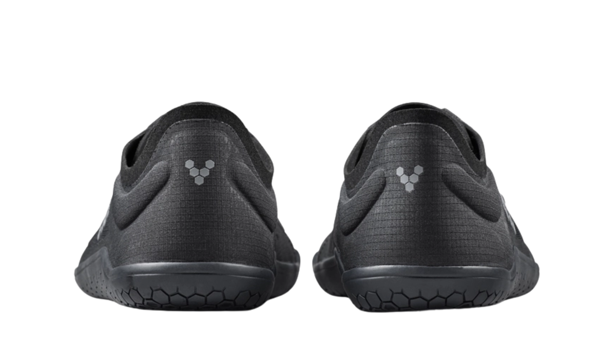 Barfußsneaker mit Schnürung, Mesh-Einsätzen und geschlossener Zehenpartie, Rückansicht als Paar