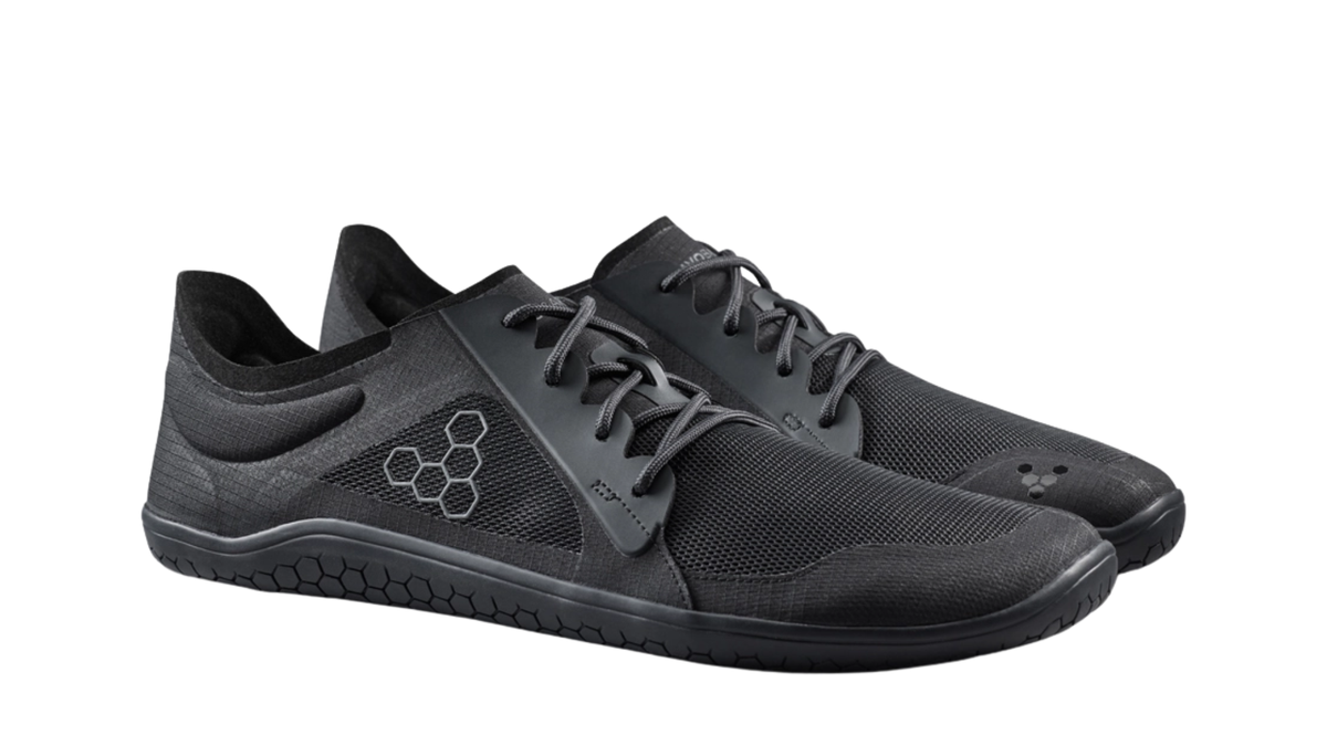 Barfußsneaker mit Schnürung, Mesh-Einsätzen und geschlossener Zehenpartie, schräge Vorderansicht als Paar