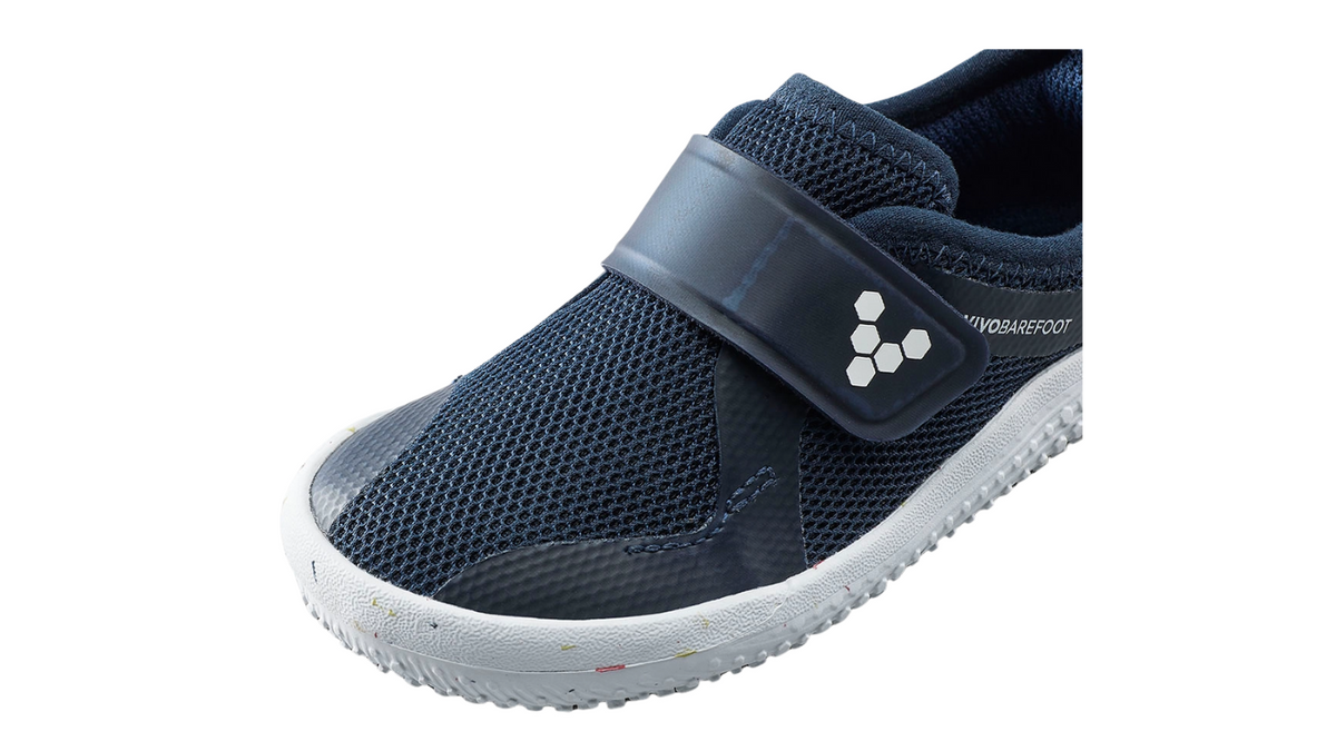 Barfußschuh für Kinder, geschlossene Zehen und geschlossener Fersenbereich, Klettverschluss, flexible Sohle, Einzelschuh, Detailansicht Zehenbereich