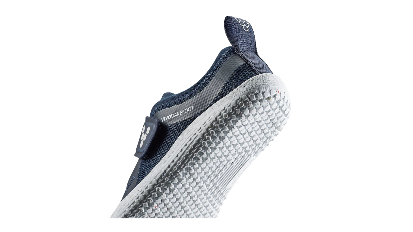 Barfußschuh für Kinder, geschlossene Zehen und geschlossener Fersenbereich, Klettverschluss, flexible Sohle, Einzelschuh, Detailansicht Fersenbereich