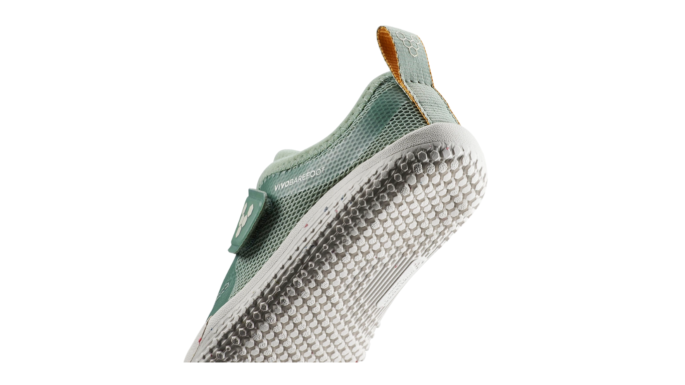Barfußschuh für Kinder, geschlossene Zehen und geschlossener Fersenbereich, Klettverschluss, flexible Sohle, Einzelschuh, Detailansicht Fersenbereich