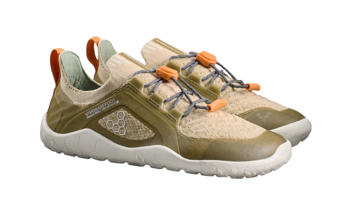 Barfußschuh für Kinder, geschlossene Zehen und geschlossener Fersenbereich, Schnürung mit Schnellverschluss, profilierte Sohle, schräge Vorderansicht, Paar
