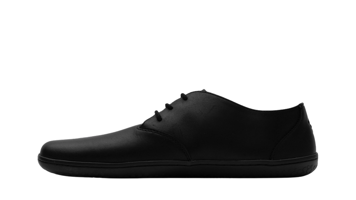 Barfußschuh mit Schnürung, geschlossener Zehenpartie und flacher Sohle in Seitenansicht innen