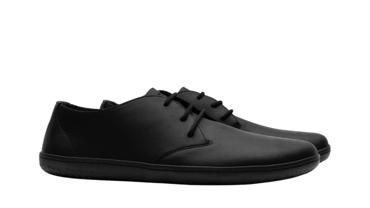 Barfußschuh mit Schnürung, geschlossener Zehenpartie und flacher Sohle, schräge Vorderansicht als Paar