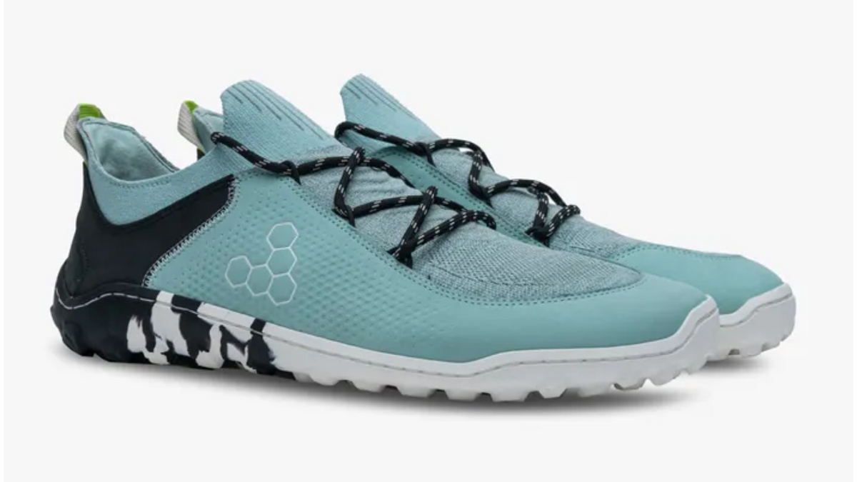 Barfußschuh mit Schnürung, breite Zehenbox, flexible Sohle, flache Sohle, geschlossener Fersenbereich, schräge Vorderansicht als Paar