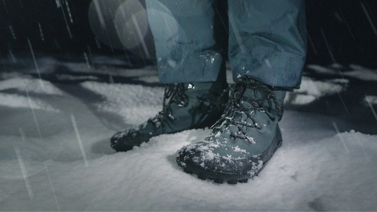 Barfußwinterstiefel mit Schnürung, breite Zehenbox, flexible Sohle, geschlossener Schaft, geschlossener Fersenbereich, schräge Vorderansicht als Paar, am Fuß getragen