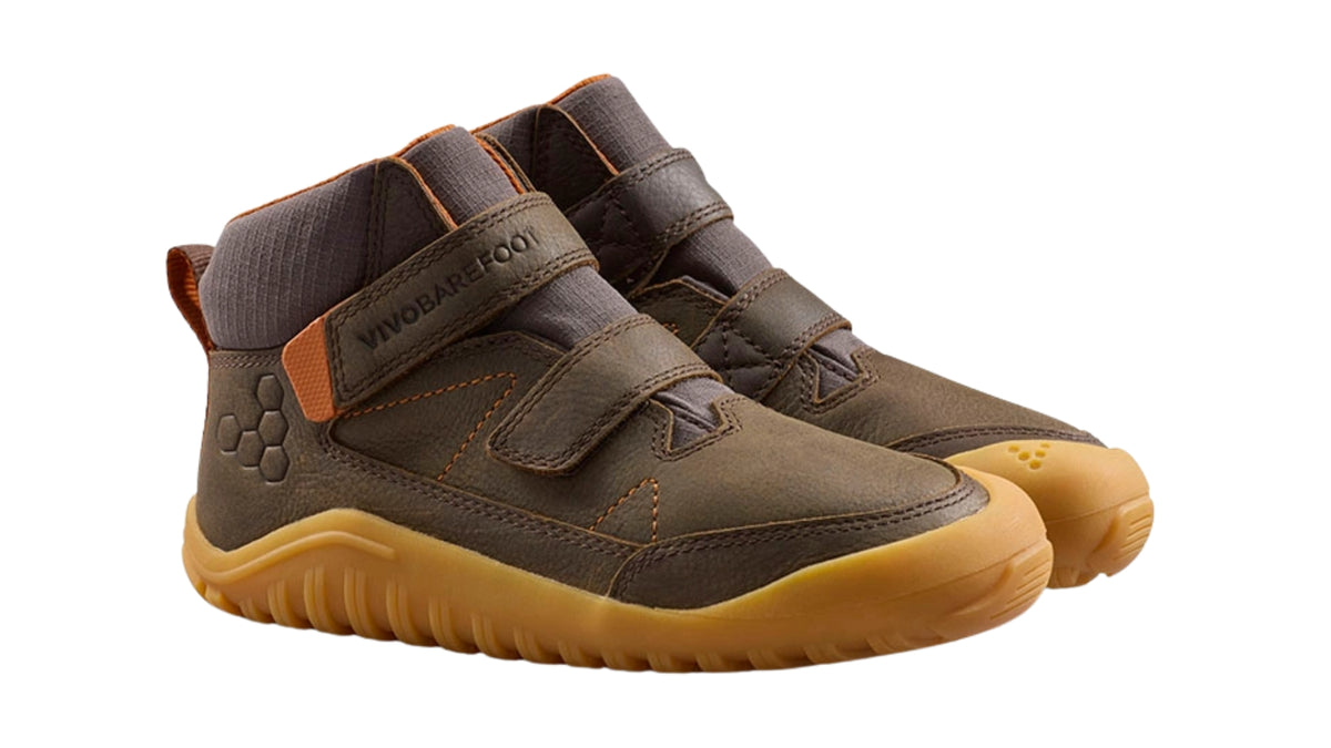 Barfußschuh mit zwei Klettverschlüssen, breite Zehenbox, flexible Sohle, geschlossener Schaft, geschlossener Fersenbereich, schräge Vorderansicht als Paar