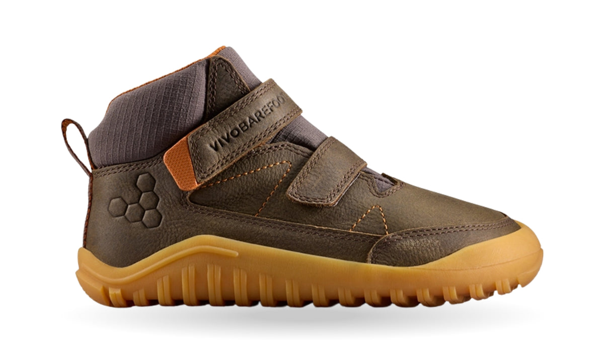 Barfußschuh mit zwei Klettverschlüssen, breite Zehenbox, flexible Sohle, geschlossener Schaft, geschlossener Fersenbereich, Seitenansicht außen, einzelner Schuh
