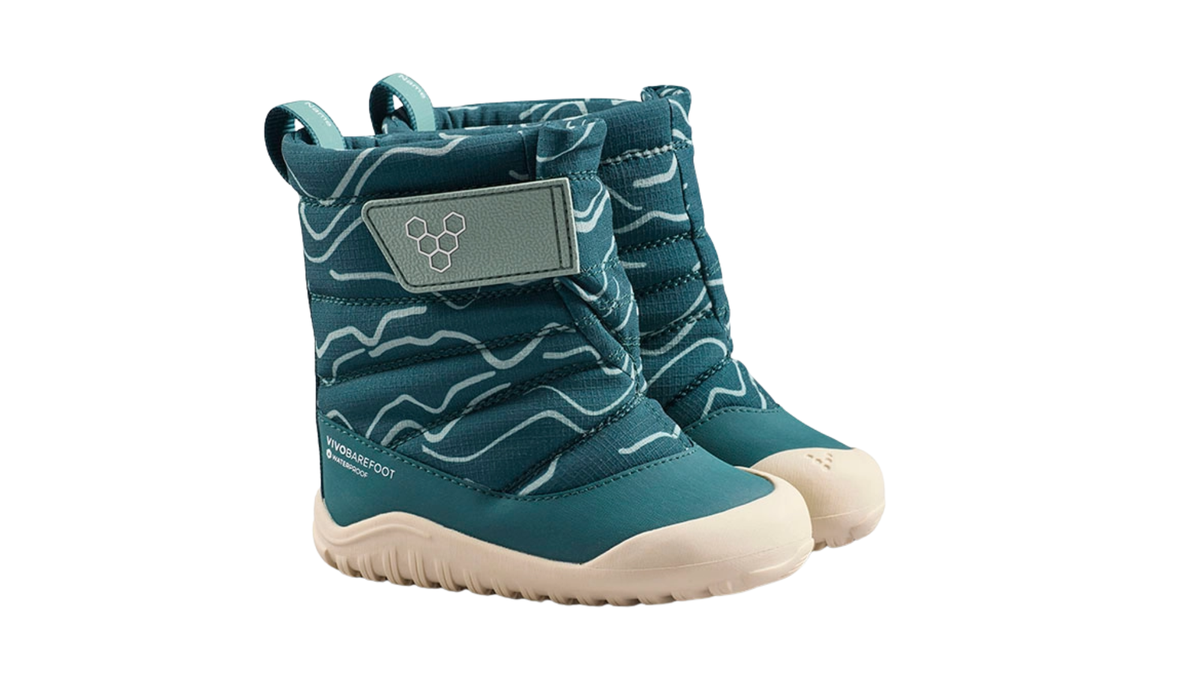 Barfußwinterstiefel, geschlossene Zehen und geschlossener Fersenbereich, Klettverschluss, profilierte Sohle, schräge Vorderansicht, Paar