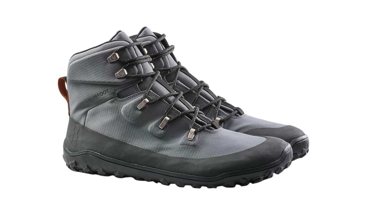 Barfußwanderstiefel, geschlossene Zehen und geschlossener Fersenbereich, Schnürung mit Ösen, profilierte Sohle, schräge Vorderansicht als Paar