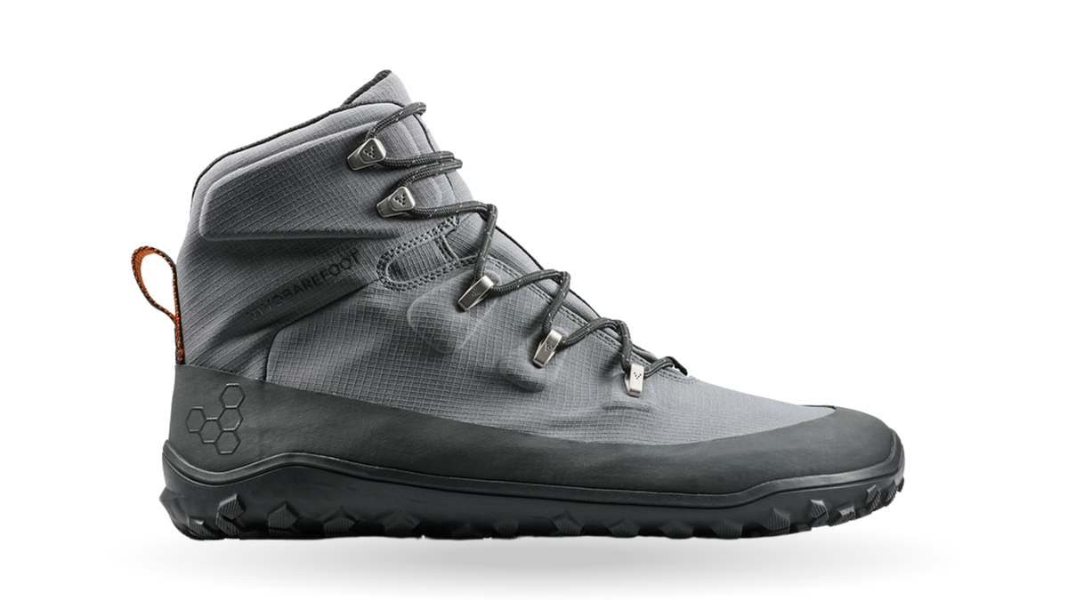 Barfußwanderstiefel, geschlossene Zehen und geschlossener Fersenbereich, Schnürung mit Ösen, profilierte Sohle, Seitenansicht außen, Einzelschuh
