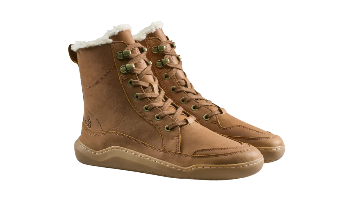Paar gefütterte Barfußboots für Erwachsene mit Schnürung, hohem Schaft und geschlossenen Zehen, schräge Vorderansicht