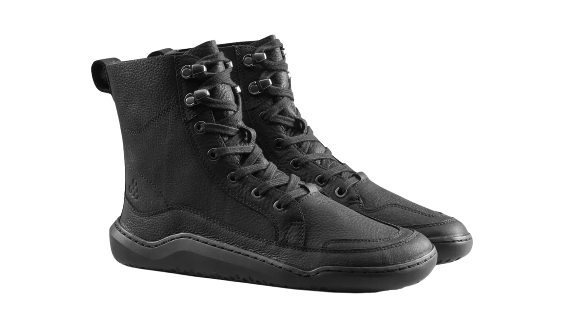 Barfußstiefel für Erwachsene als Paar mit Schnürung, breiter Zehenbox und flexibler Sohle, schräge Vorderansicht