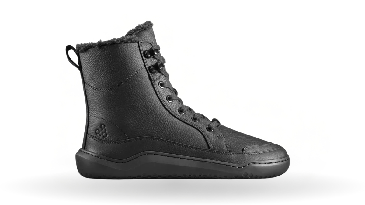 Knöchelhoher Barfußstiefel für Erwachsene mit Schnürung, breiter Zehenbox und flacher Sohle, Seitenansicht außen