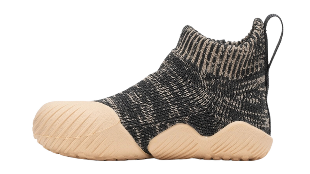 Barfußschuh für Kinder ohne Verschluss mit breiter Zehenbox und geschlossenem Schaft, Seitenansicht innen