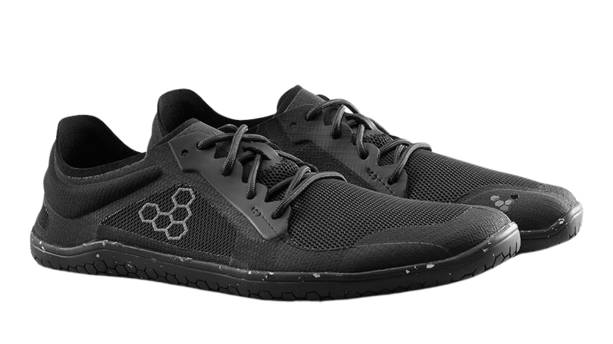 Barfußschuh für Erwachsene mit Schnürung, breiter Zehenbox und geschlossenem Fersenbereich, schräge Vorderansicht