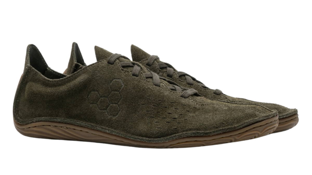 Barfußschuh mit Schnürung, breite Zehenbox, flexible Sohle, geschlossener Fersenbereich, schräge Vorderansicht als Paar