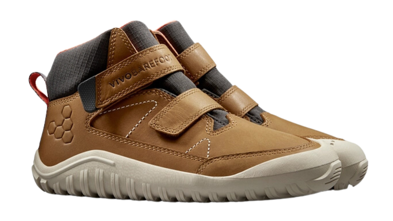 Barfußschuh mit zwei Klettverschlüssen, breite Zehenbox, flexible Sohle, geschlossener Schaft, geschlossener Fersenbereich, schräge Vorderansicht