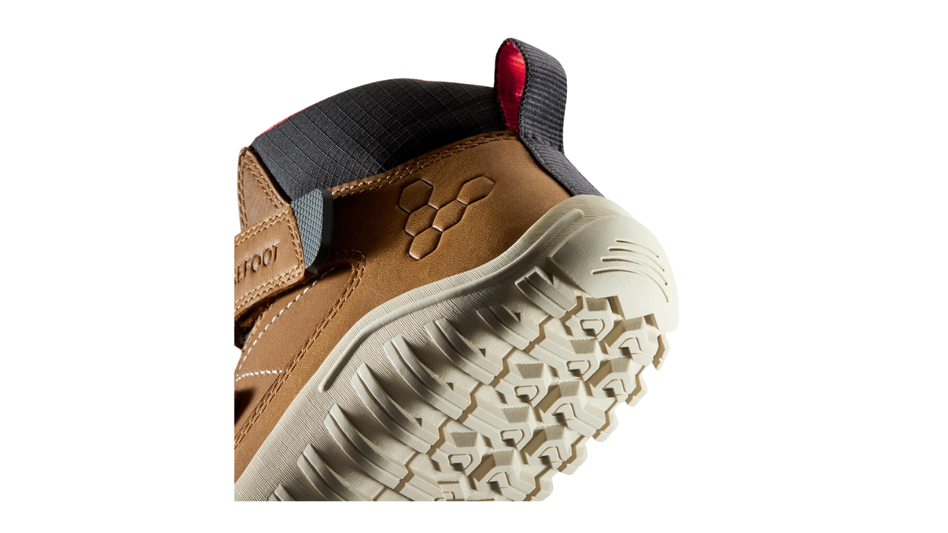 Barfußschuh mit zwei Klettverschlüssen, breite Zehenbox, flexible Sohle, geschlossener Schaft, geschlossener Fersenbereich, Detailansicht Fersenbereich