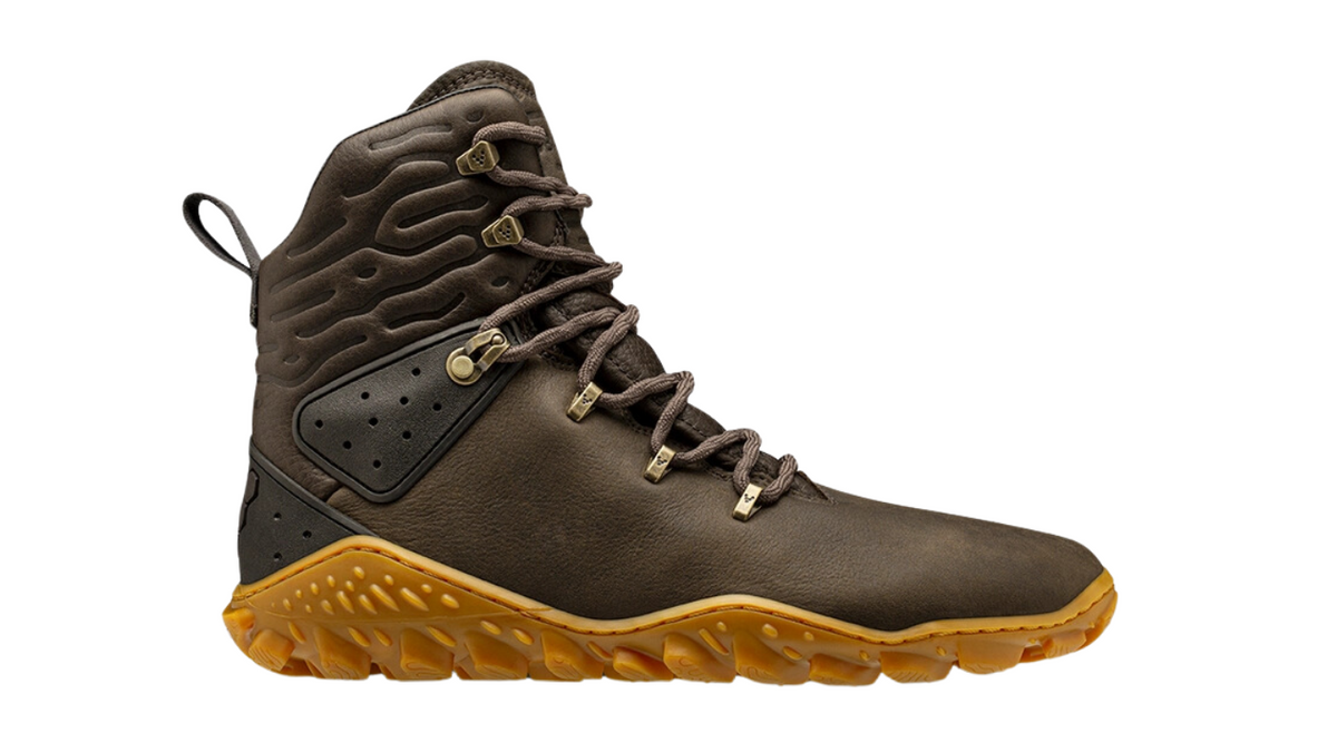 Barfußwanderstiefel, geschlossene Zehen und geschlossener Fersenbereich, Schnürung mit Ösen, profilierte Sohle, Einzelschuh, Seitenansicht außen