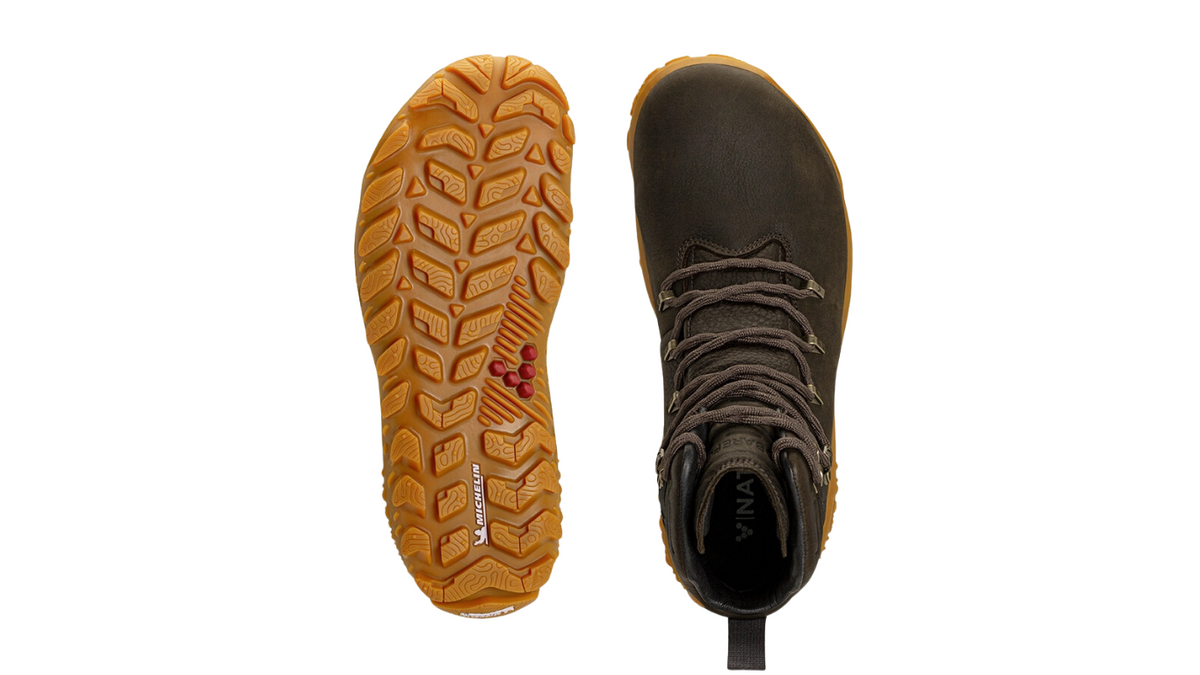 Barfußwanderstiefel, geschlossene Zehen und geschlossener Fersenbereich, Schnürung mit Ösen, profilierte Sohle, Ansicht von unten, Draufsicht