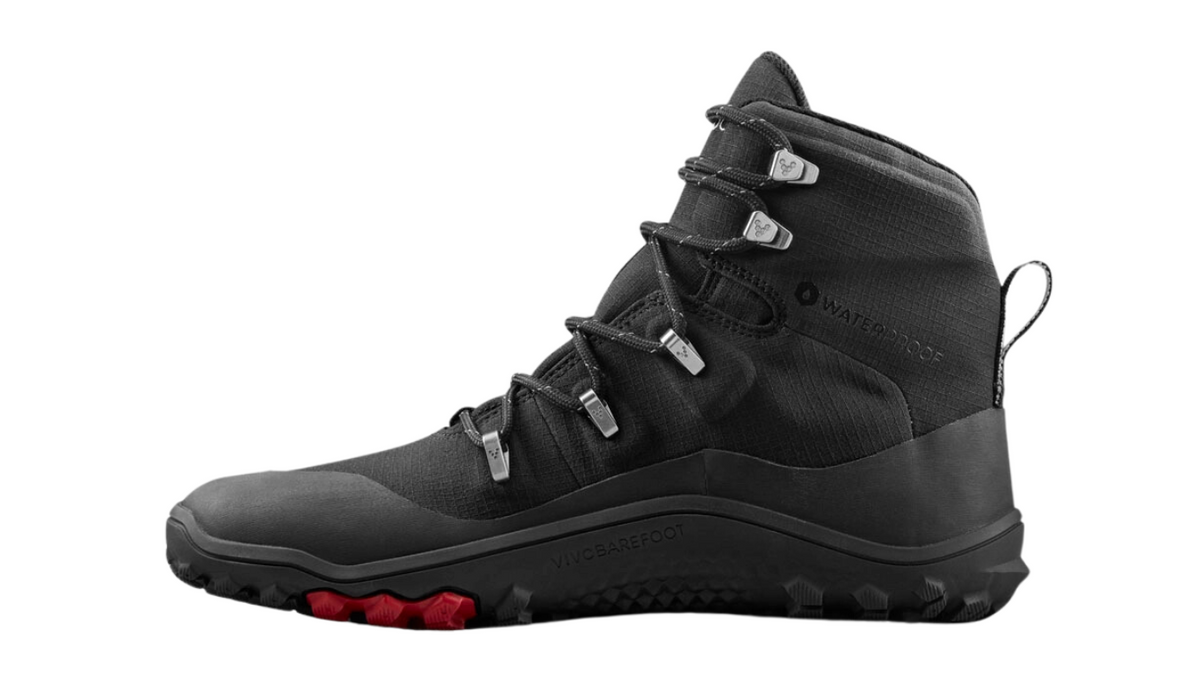 Barfußwanderstiefel, geschlossene Zehen und geschlossener Fersenbereich, Schnürung mit Ösen, profilierte Sohle, Seitenansicht innen, Einzelschuh