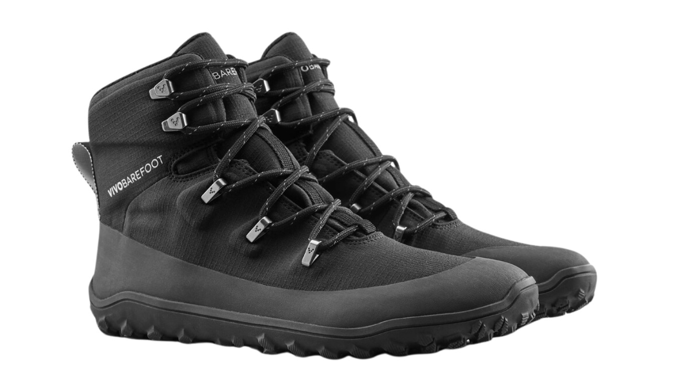 Barfußwanderstiefel, geschlossene Zehen und geschlossener Fersenbereich, Schnürung mit Ösen, profilierte Sohle, schräge Vorderansicht als Paar