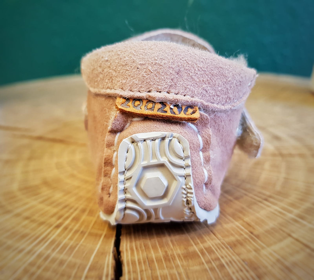Gefütterter Lauflerner für Kinder als einzelner Schuh, geschlossener Fersenbereich, Klettverschluss, geschlossene Zehen, Rückansicht.