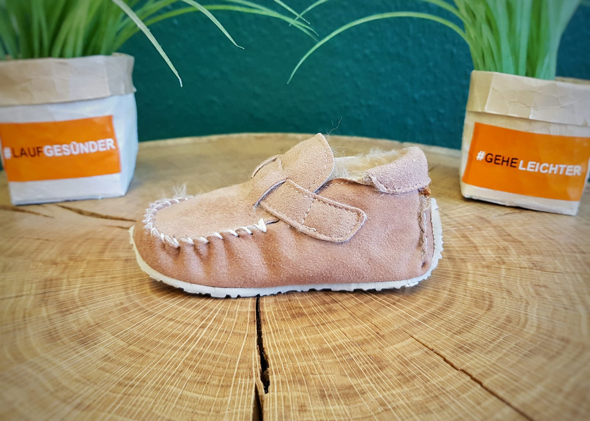 Gefütterter Lauflerner für Kinder als einzelner Schuh, breite Zehenbox, geschlossene Zehen, geschlossener Fersenbereich, Klettverschluss, Seitenansicht innen.