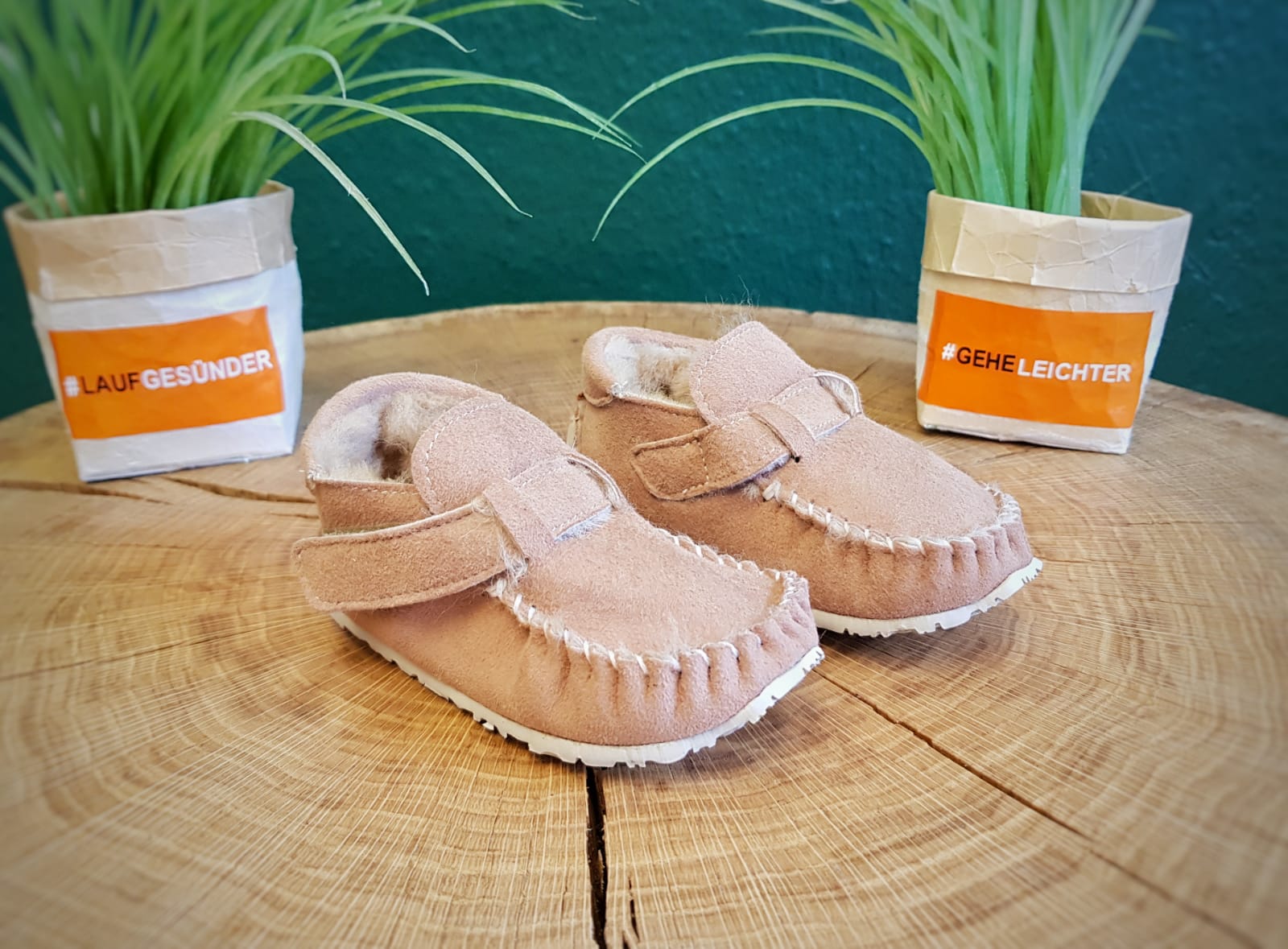 Gefütterter Lauflerner für Kinder als Paar, breite Zehenbox, geschlossene Zehen, geschlossener Fersenbereich, Klettverschluss, schräge Vorderansicht.