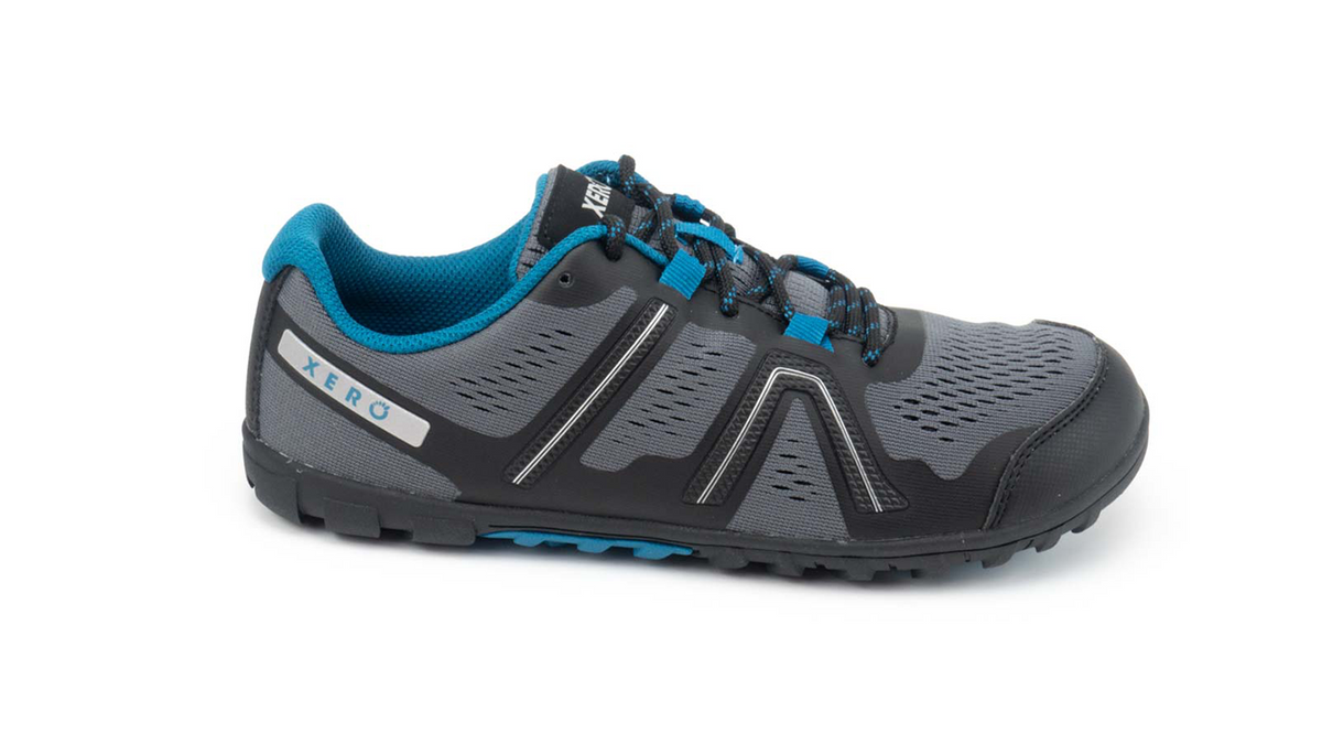 Barfußschuh mit Schnürung, breite Zehenbox, flexible Sohle, geschlossener Fersenbereich, Seitenansicht außen, einzelner Schuh