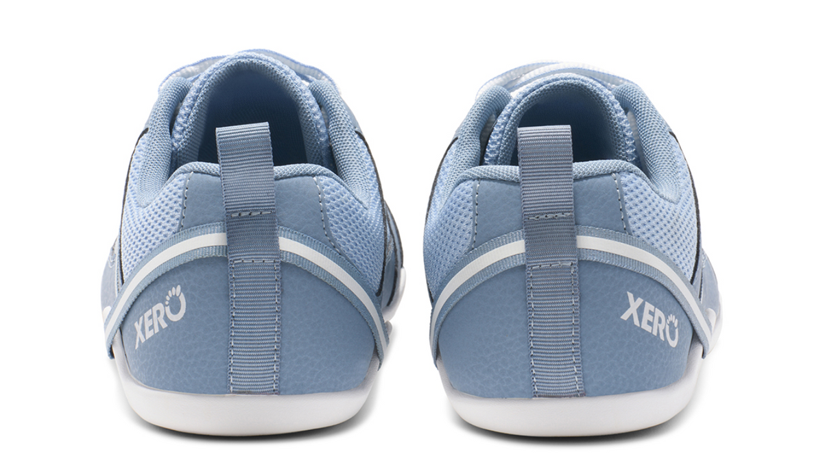 Barfußschuh mit Schnürung, breite Zehenbox, flexible Sohle, geschlossener Fersenbereich, Rückansicht als Paar