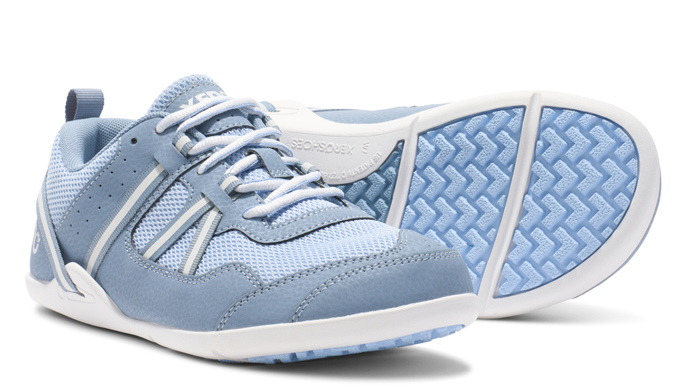 Barfußschuh mit Schnürung, breite Zehenbox, flexible Sohle, geschlossener Fersenbereich, schräge Vorderansicht und Ansicht von unten