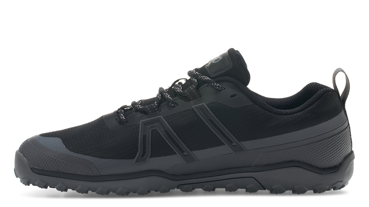 Schwarzer Xeroshoes Scrambler Trail Low WP Men mit robustem Mesh, Schutzrand und griffiger Trailsohle in Seitenansicht nach links