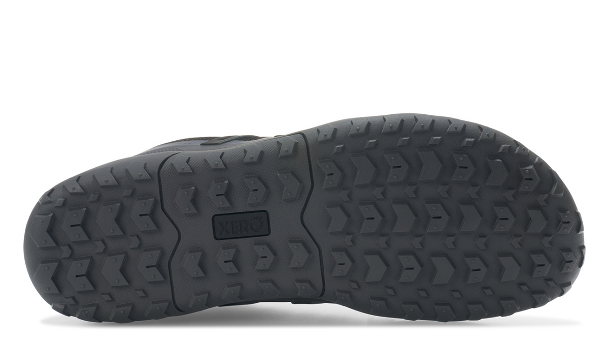 Tiefes, mehrdirektionales Trailprofil der Xeroshoes Scrambler Trail Low WP Men in Black Asphalt, Sohlenansicht.