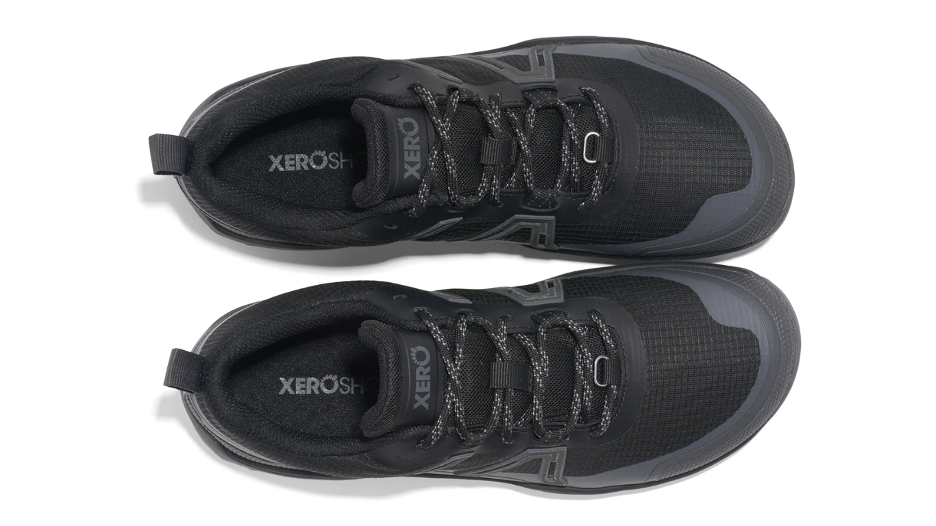 Xeroshoes Scrambler Trail Low WP Men in Black Asphalt mit breiter Zehenbox, wasserfestem Mesh und stabiler Trailsohle, von oben gezeigt.