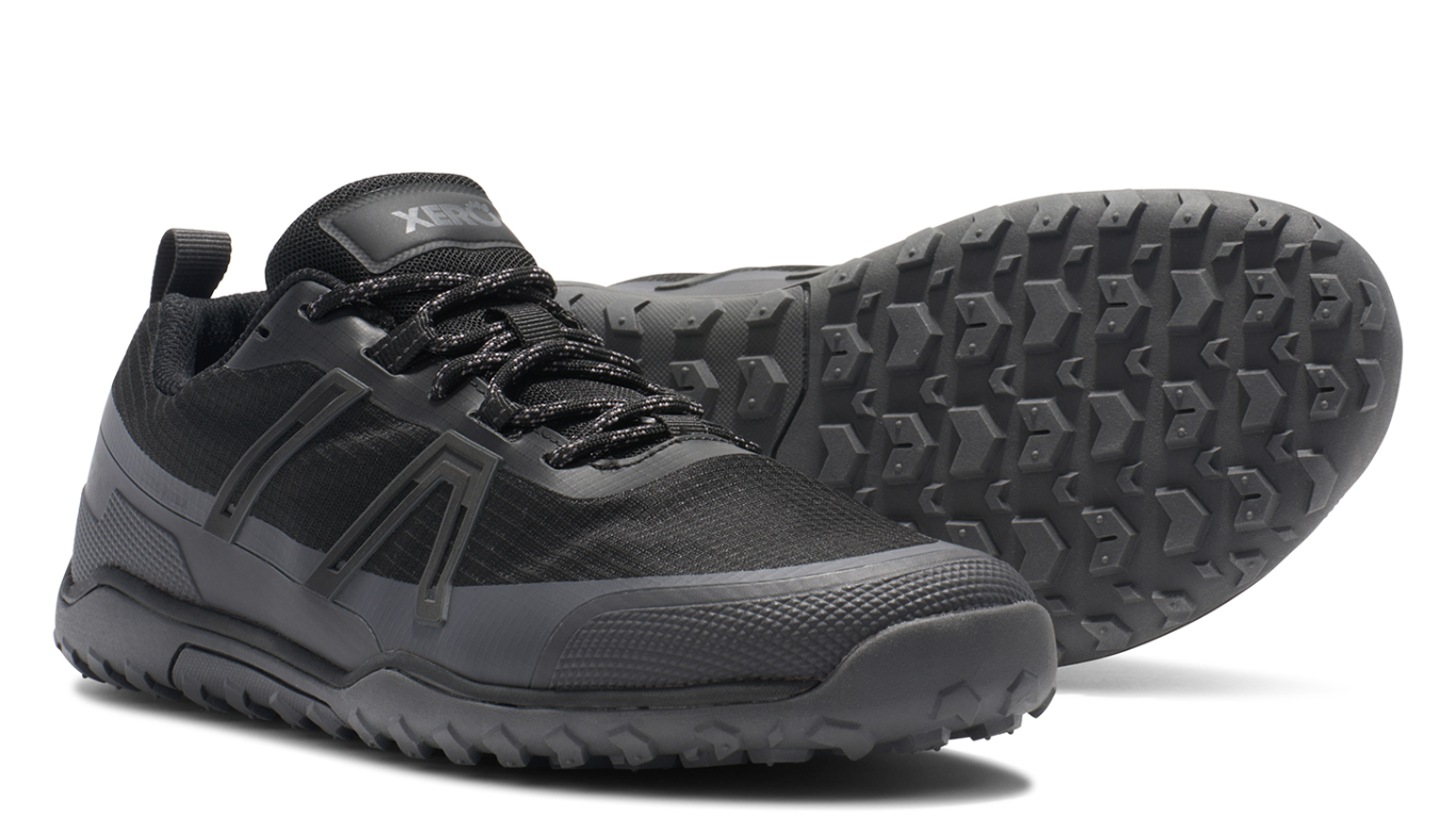 Xeroshoes Scrambler Trail Low WP Men in Black Asphalt mit Mesh, Schutzrand und Trailprofil, kombiniert von vorn und hinten.