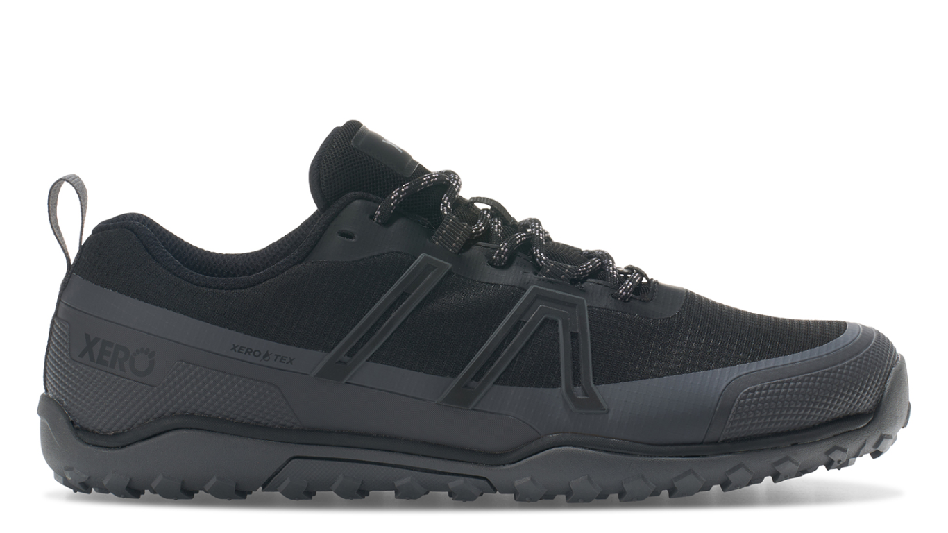 Schwarzer Xeroshoes Scrambler Trail Low WP Men mit robustem Mesh, Schutzrand und griffiger Trailsohle in Seitenansicht nach rechts