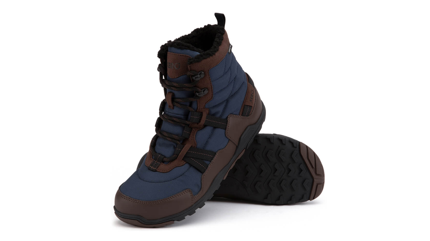 Barfußwinterstiefel, geschlossene Zehen und geschlossener Fersenbereich, Schnürung mit Ösen, profilierte Sohle, Paar, schräge Vorderansicht und Ansicht von unten